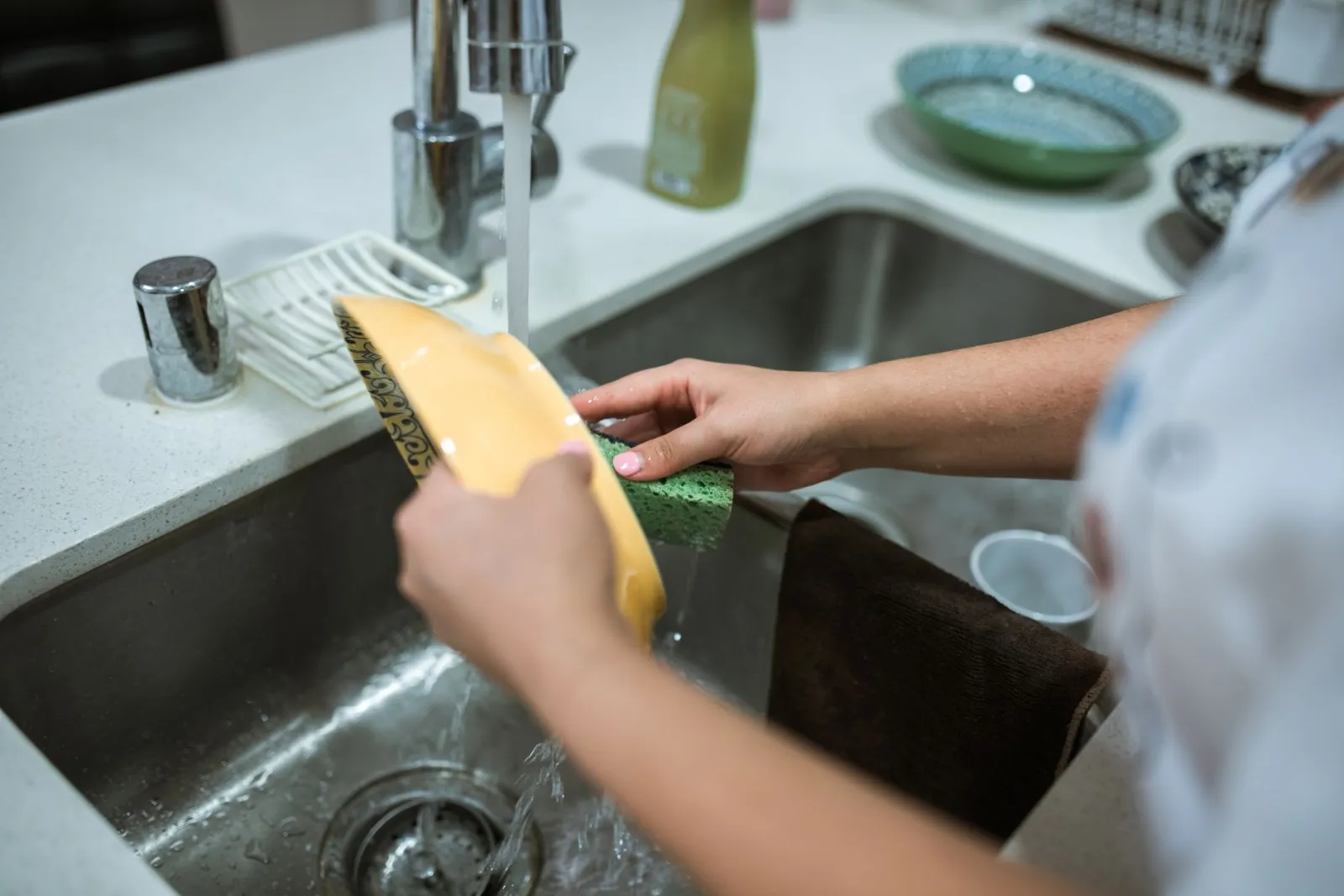 pulizia del lavandino della cucina
