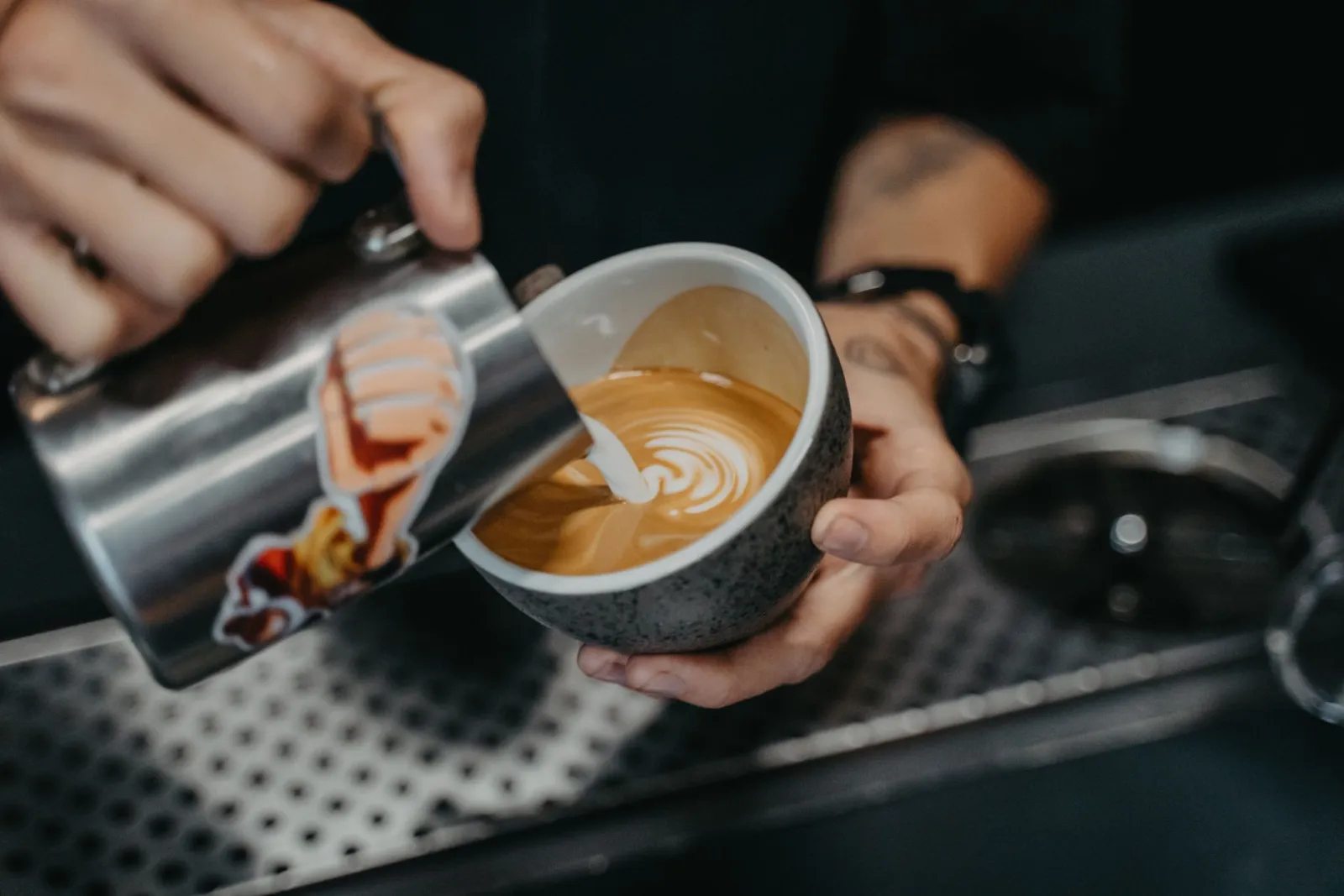 caffè espresso che si versa