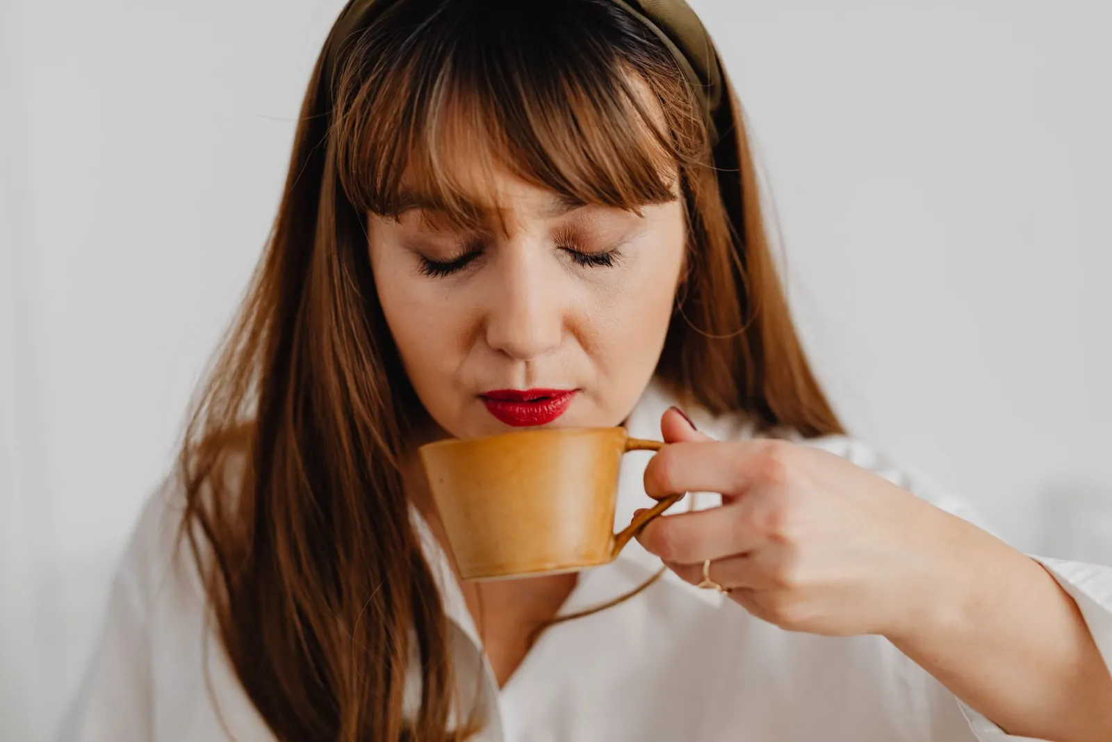 rossetto rosso e tazza di caffè