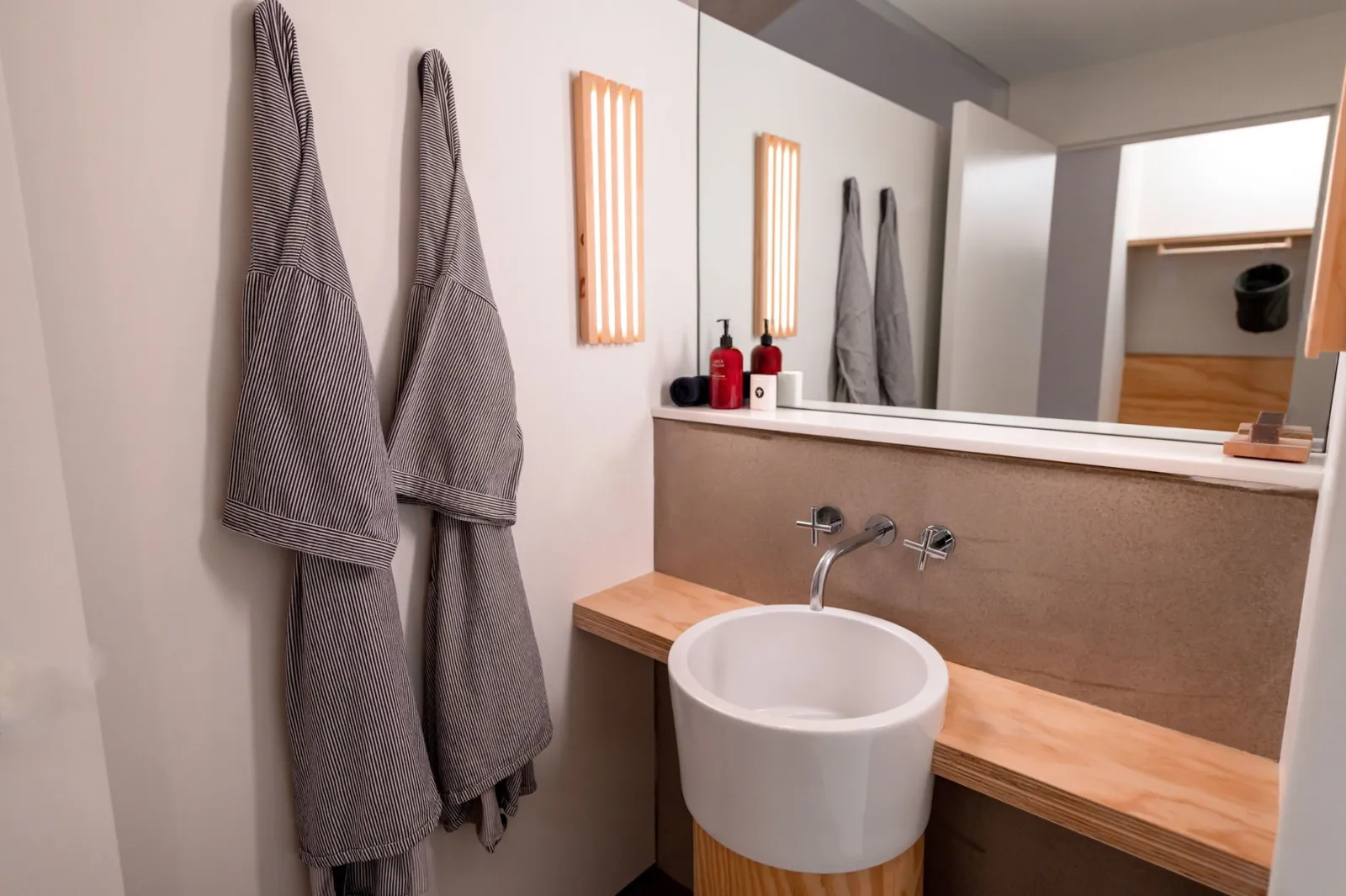 accappatoio appeso in bagno